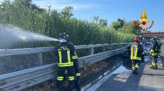 Fano - Auto prende fuoco lungo la Superstrada 73 Bis: nessun ferito
